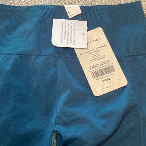 Fabletics Sync High-Waisted Perforated 7/8 Leggings NWT Size Small - Picture 3 of 3